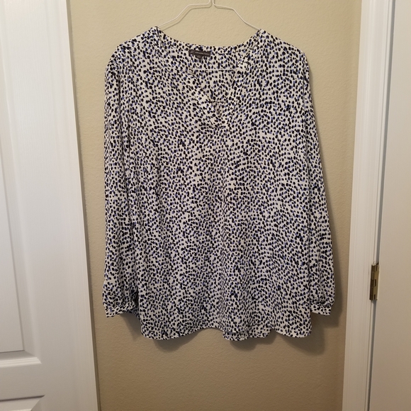 Adrianna Papell Tops - Adrianna Papell V Neck Long Sleeve Size 2X White/Black/Blue Pattern